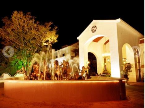 The Golden Palms Hotel & Spa Chik Bānavar Esterno foto