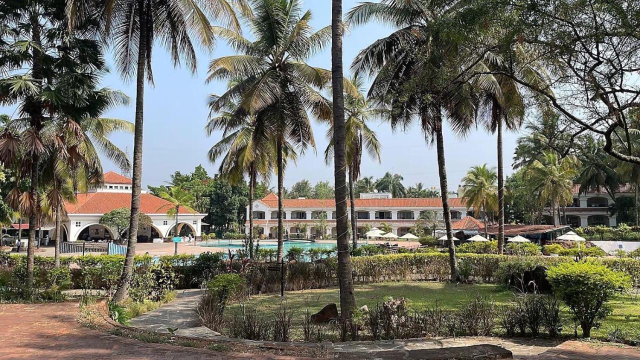 The Golden Palms Hotel & Spa Chik Bānavar Esterno foto